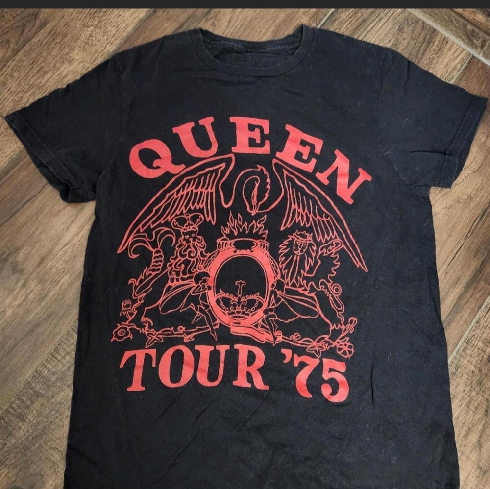 Graphic tee